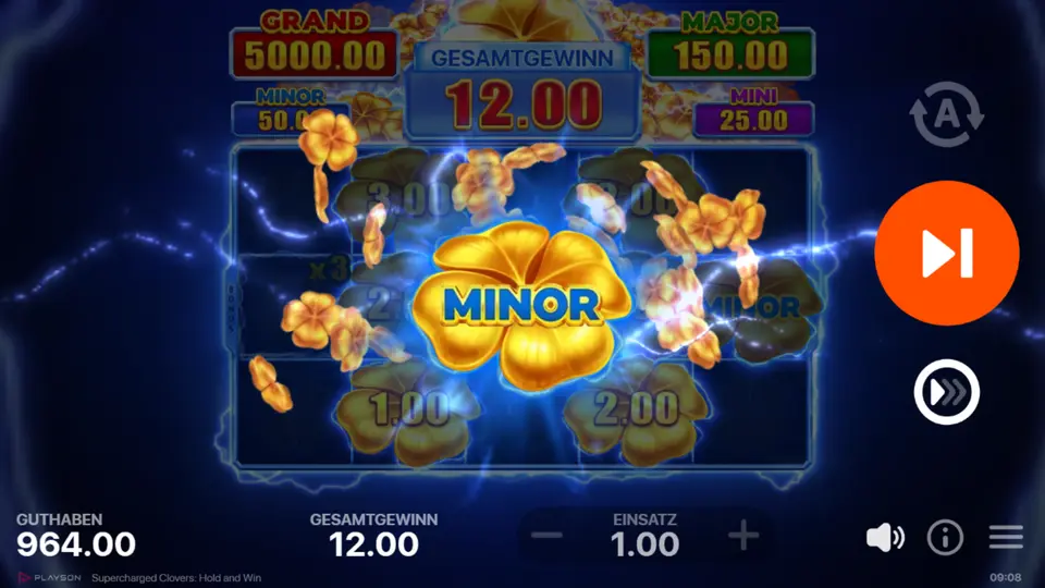 Hauptspiel mit sichtbarem Wild-Symbol Rote 7, das eine Gewinnlinie in Supercharged Clovers vervollständigt
